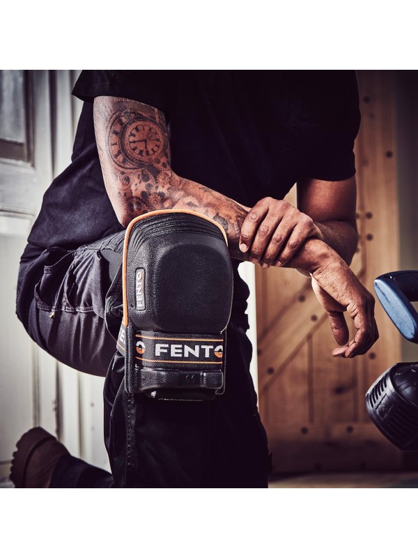 Handwerker legt den FENTO ORIGINAL Knieschoner am Bein an