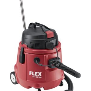 Aspirateur à eau FLEX VCE 50 WET avec arceau de poussée et tuyau raccordé, vue de trois quarts avant