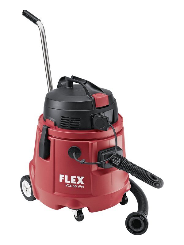 Aspirateur à eau FLEX VCE 50 WET avec arceau de poussée et tuyau raccordé, vue de trois quarts avant